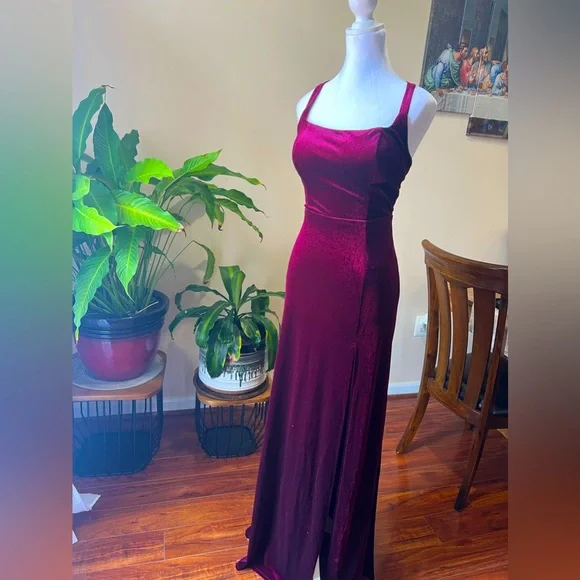 Christina Lace-Up Back Velvet Dress (Burgundy) - Picture 4 of 15